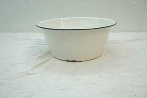 lot 88 image: enamel pan