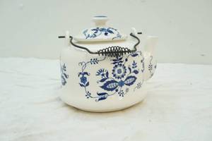 lot 107 image: teapot