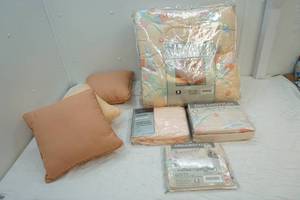 lot 114 image: comforter set
