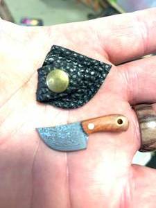 lot 41 image: MINIATURE DAMASCUS KNIFE WITH SHEATH