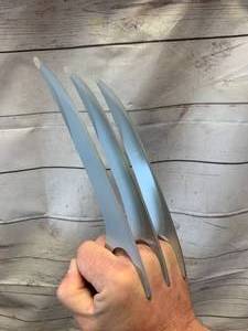 lot 45 image: SUPER COOL METAL SHARP CLAWS 11 INCHES LONG WOLVERINE