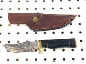 lot 91 image: BRAND NEW 8 INCH DAMASCUS KNIFE WITH LEATHER SHEATH