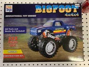 lot 112 image: BRAND NEW BIGFOOT 313 PIECE METAL CONSTRUCTION TOY