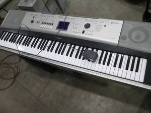 lot 104 image: Yamaha YPG-535 keyboard. Works but ...