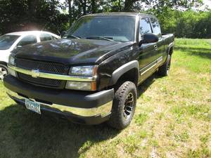 lot 3 image: 2004 Chevy 34 to pickup truck. Run...