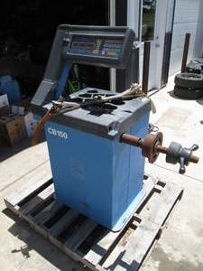 lot 48 image: Wheel balancer runs and works...