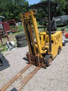 lot 51 image: Clark forklift ran when last used. ...