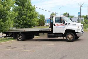 lot 607 image: 2003 Chevrolet C6500 2-Door Flatbed Tow Truck