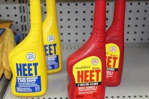 lot 651 image: Lot of (4) Automotive Supplies - (2) Heet Gas-Line Antifreeze 12-oz Plastic Bottles, (2) Iso-Heet Injector Cleaner 12-oz Plastic Bottles