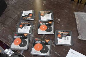 lot 661 image: Lot of (7) 3M 787C Fiber Disc (in original packaging)