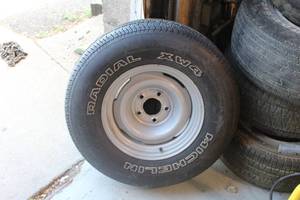 lot 725 image: Michelin Tire (Like New) with 15 5-Lug Wheel