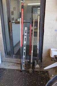 lot 728 image: Lot of (5) Hand Tools - Squeegee, (2) Shovels, Ice Chipper, Box Level