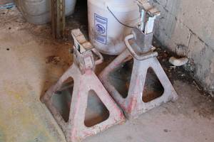 lot 721 image: Lot of (2) Jack Stands