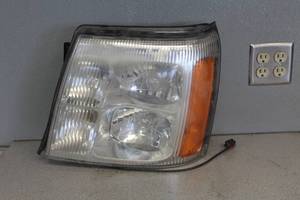 lot 755 image: 2006 Cadillac Escalade Driver Headlight Assembly (Builders Quality)