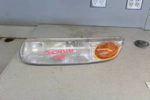 lot 775 image: Saturn Vue Driver Headlight Assembly