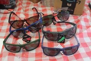 lot 698 image: Lot of (6 Pair) Mens Sunglasses