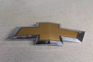 lot 781 image: Chevrolet Emblem (Like New)