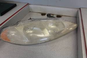 lot 793 image: 2004 Dodge Intrepid Passenger Headlight Assembly (Builders Quality)