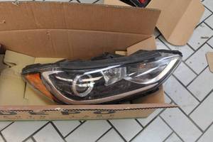 lot 832 image: 2017 Hyundai Elantra Passenger Headlight Assembly (Builders Quality)