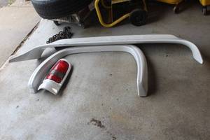 lot 888 image: 1999 Dodge Parts - Right Wing, (2) Rear Wheel Flares, Taillight