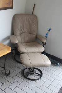 lot 903 image: Tan Leather Arm Chair with Foot Stool