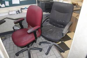 lot 907 image: Lot of (2) Rolling Office Arm Chairs