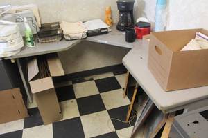 lot 908 image: Metal Desk