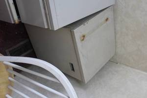 lot 916 image: Metal Cabinet
