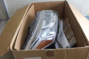 lot 919 image: Nissan Headlight Assembly (Builders Grade)