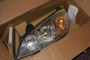 lot 939 image: GM Headlight Assembly (Builders Grade)