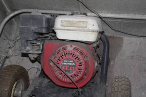 lot 950 image: Honda GX 120 Gas Motor