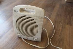 lot 894 image: Howard Berger CZ35 Comfort Zone Size Small Personal Desk Fan