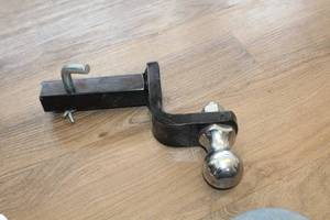 lot 891 image: Curt Hitch Mount with 1-78 Ball