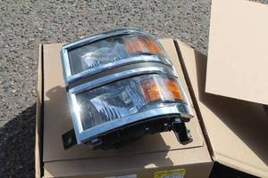 lot 1047 image: 2014 Chevrolet Silverado Headlamp