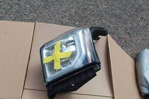 lot 1049 image: GM Headlamp
