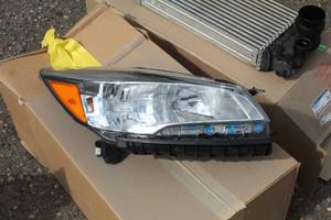 lot 1052 image: 2015 Ford Escape Passenger Headlamp Assembly