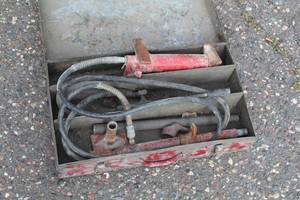 lot 1059 image: Hydraulic Jack w Metal Case