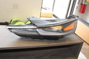 lot 994 image: Hyundai Headlight