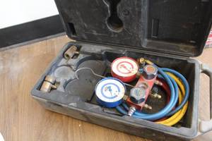 lot 975 image: Matco Tools Universal Manifold Gauge Set