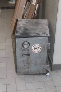 lot 1191 image: Safe