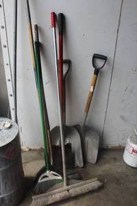 lot 1110 image: Lot of (9) Yard Tools