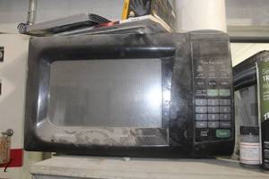 lot 1125 image: Gold Star Household Microwave Oven
