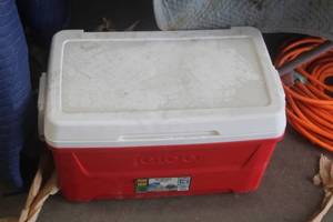 lot 1154 image: Igloo Chest Cooler 45-Liter