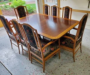 Stickley Colonial Williamsburg Dinning Table With 8 Chairs, Two Leafs And Protective Cover