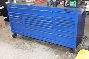 lot 301 image: Snap-on Classic Rolling Tool Box 17-drawer