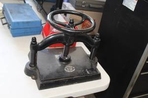 lot 331 image: Manual Press