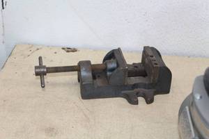 lot 352 image: 3 Bench Vise