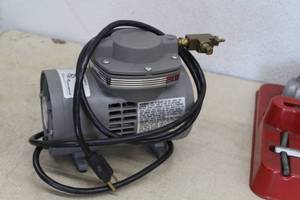 lot 356 image: Thomas 900-59 Vacuum Pump