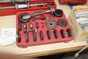 lot 353 image: Wheel Bearing Puller Kit