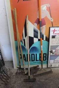 lot 387 image: Lot of (5) Garden Hand Tools - Rakes, Hoe, Garden Axe